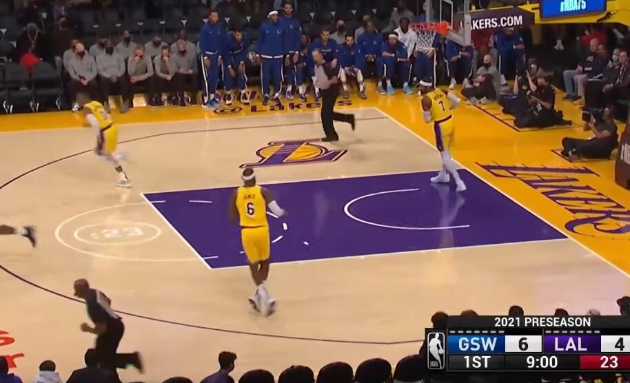 【影片】都**給我滾一邊去！安東尼搶籃板時又爆粗口，結果站在他身後的是詹皇和威少！-黑特籃球-NBA新聞影音圖片分享社區