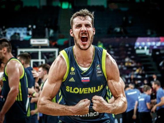 【影片】寶刀不老！22分鐘16分+三分5中4，35歲的他還能打，難怪東契奇總說佩服他！-黑特籃球-NBA新聞影音圖片分享社區