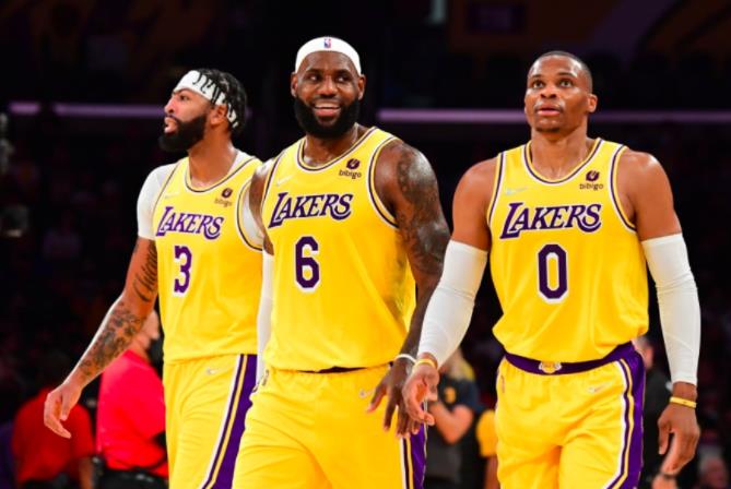 3戰20次失誤！湖人5連敗威少低頭沮喪一幕曝光：球隊的磨合期真難！-黑特籃球-NBA新聞影音圖片分享社區