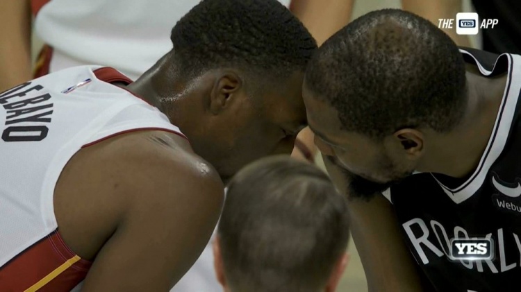 這角度！杜蘭特在跳球期間和Bam Adebayo頭碰頭-黑特籃球-NBA新聞影音圖片分享社區