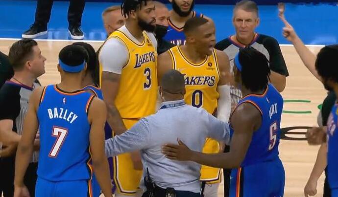 【影片】輸球又輸人？最後時刻失去比賽懸念，雷霆小將灌籃，威少徹底心態爆炸，滿2T遭驅逐！-黑特籃球-NBA新聞影音圖片分享社區