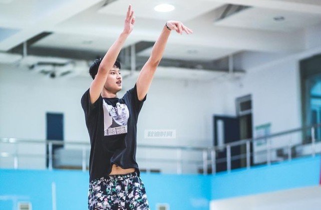 曾凡博計劃參加2022年NBA選秀,自曝已長高到2米11,球迷:未來可期!-黑特籃球-NBA新聞影音圖片分享社區