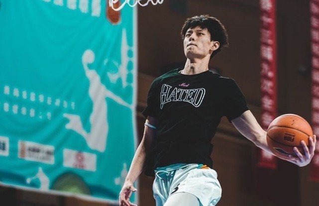 曾凡博計劃參加2022年NBA選秀,自曝已長高到2米11,球迷:未來可期!-黑特籃球-NBA新聞影音圖片分享社區