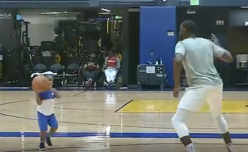 【影片】父慈子孝!追夢格林把兒子帶到球館,讓其在訓練中給自己傳球-黑特籃球-NBA新聞影音圖片分享社區