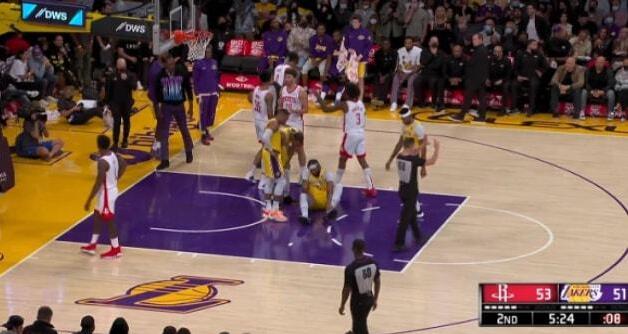 NBA裁判的專業性就這？一眉哥：我們被扣了兩分，這是裁判的問題卻讓我們買單，這可能讓我們輸掉比賽！-黑特籃球-NBA新聞影音圖片分享社區