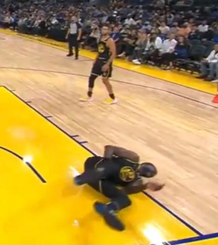 【影片】水行俠含淚按讚!追夢格林防守中和星海哥相撞,隨後手捂襠部痛苦倒地不起!-黑特籃球-NBA新聞影音圖片分享社區