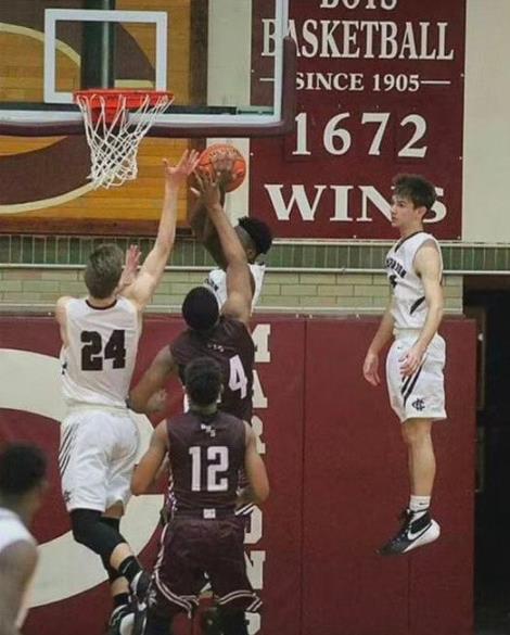 右邊的小夥子在想些什麽？-黑特籃球-NBA新聞影音圖片分享社區