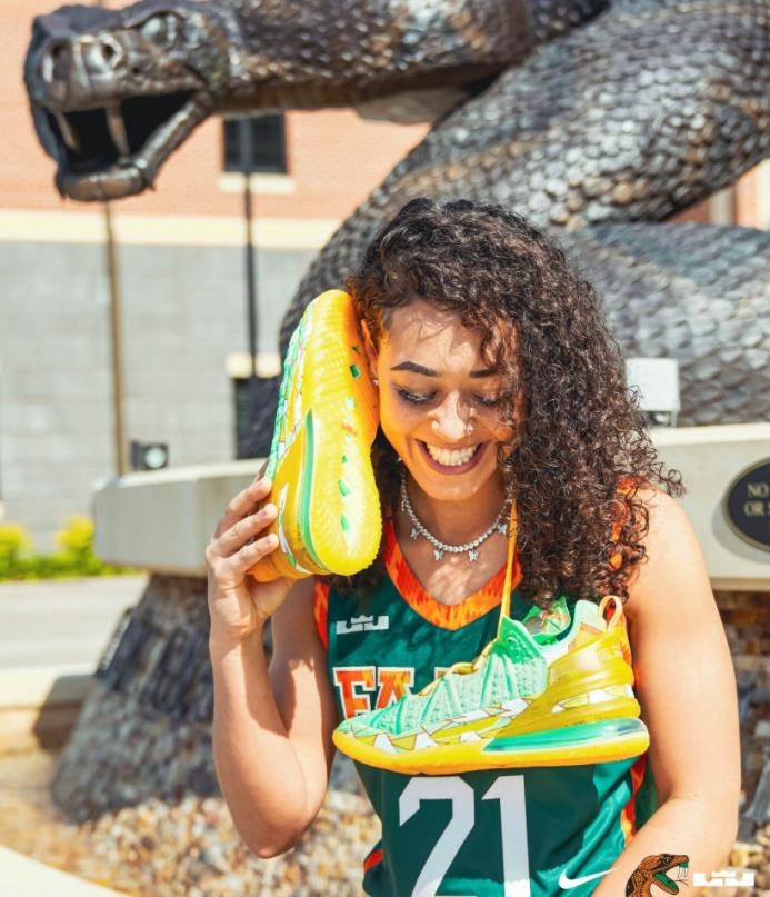 詹姆斯標志首次印在大學球衣上，本人轉發：向前沖吧！-黑特籃球-NBA新聞影音圖片分享社區