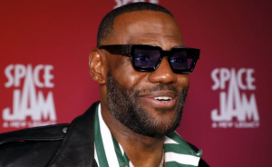 詹姆斯標志首次印在大學球衣上，本人轉發：向前沖吧！-黑特籃球-NBA新聞影音圖片分享社區