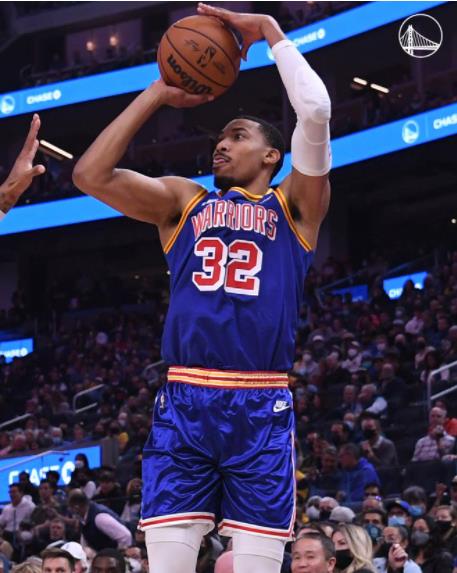 【影片】人均神射手!小波特40秒飈中3記三分,場下的萌神和追夢捂頭狂歡!-黑特籃球-NBA新聞影音圖片分享社區