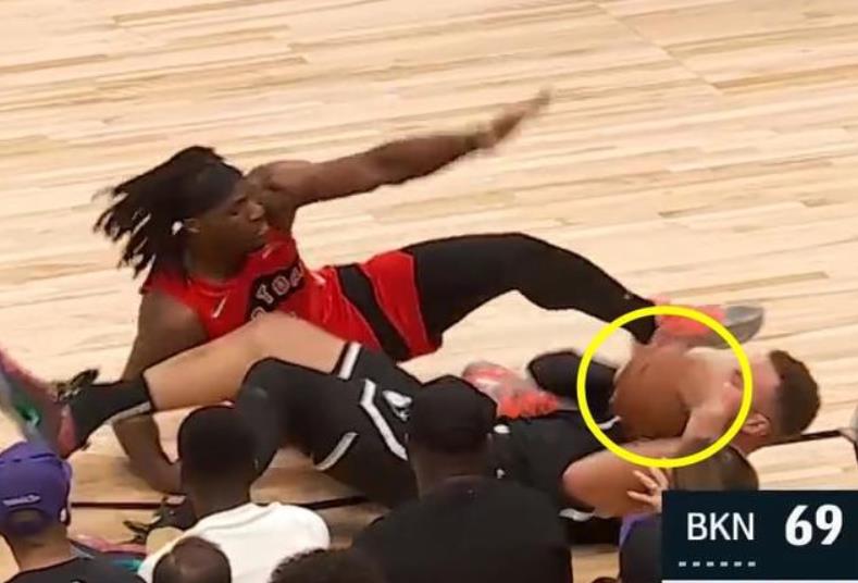 【影片】太拼了!幹籃哥魚躍救球,在地上滑行3米才停下,底薪簽約太划算!-黑特籃球-NBA新聞影音圖片分享社區