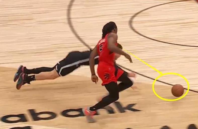 【影片】太拼了!幹籃哥魚躍救球,在地上滑行3米才停下,底薪簽約太划算!-黑特籃球-NBA新聞影音圖片分享社區