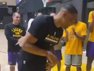 湖人隊為威少慶生，一眉提醒威少新冠時期不要用嘴吹蠟燭（影）-黑特籃球-NBA新聞影音圖片分享社區