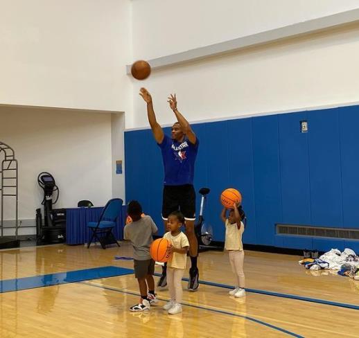 【影片】威少33歲生日快樂！湖人訓練場送上蛋糕，一眉哥制止他吹蠟燭引老詹爆笑！-黑特籃球-NBA新聞影音圖片分享社區