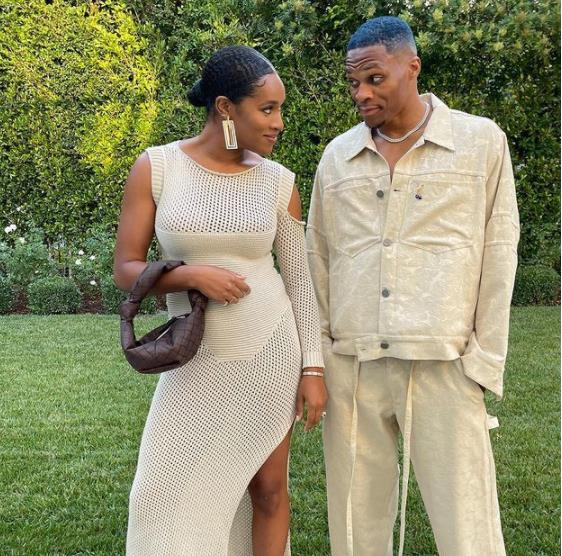 【影片】威少33歲生日快樂！湖人訓練場送上蛋糕，一眉哥制止他吹蠟燭引老詹爆笑！-黑特籃球-NBA新聞影音圖片分享社區