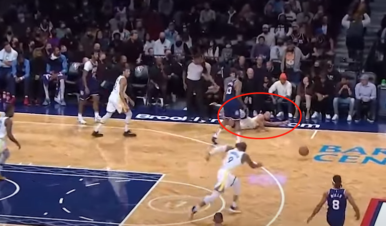 【影片】鐵血防守!哈登連續變向被柯瑞瘋狂纏繞,玩命飛撲救球實在太拼了-黑特籃球-NBA新聞影音圖片分享社區