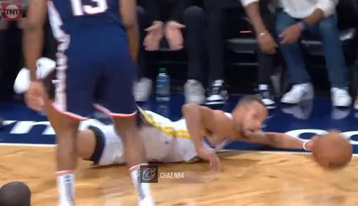 【影片】鐵血防守!哈登連續變向被柯瑞瘋狂纏繞,玩命飛撲救球實在太拼了-黑特籃球-NBA新聞影音圖片分享社區