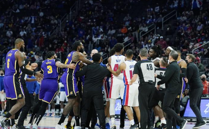 球迷轉發Isaiah Stewart沖鋒影片:我看見Danuel House也這樣,後者回復:試試唄-黑特籃球-NBA新聞影音圖片分享社區