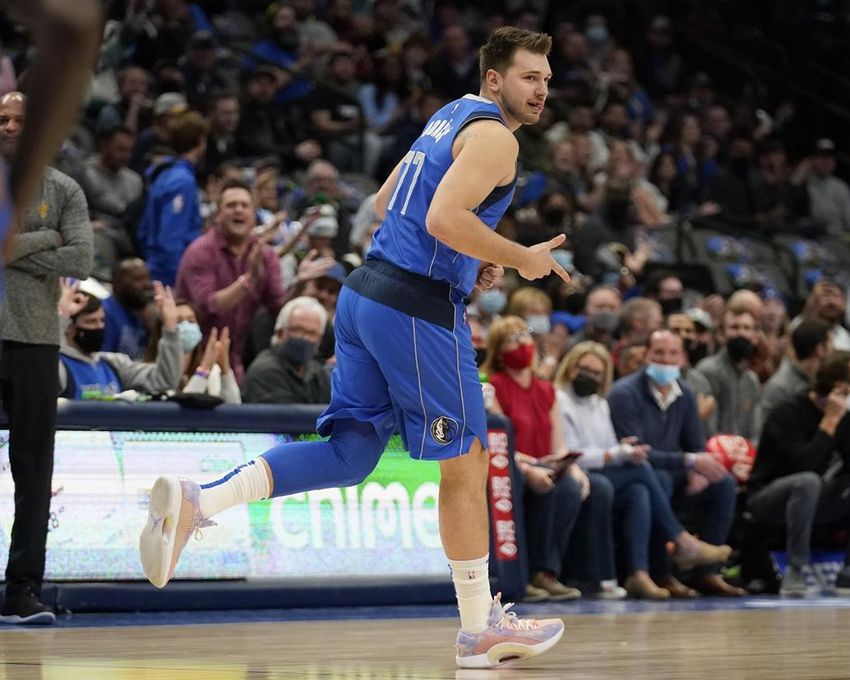 奇葩,東契奇三分11中7,罰球卻4中0,球迷調侃:站到三分線外罰!-黑特籃球-NBA新聞影音圖片分享社區