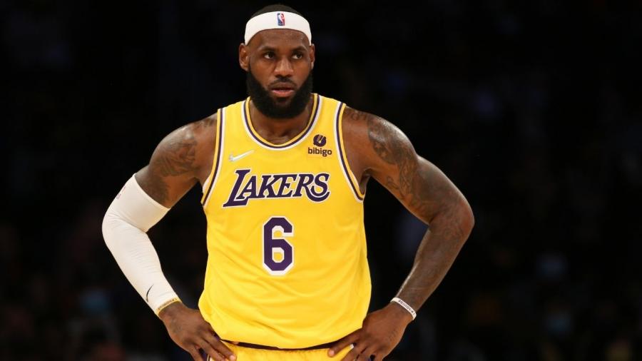 LeBron James is so good he can play and watch him play at the same time”: NBA Twitter reacts as a photo of the Lakers superstar and his lookalike goes viral -