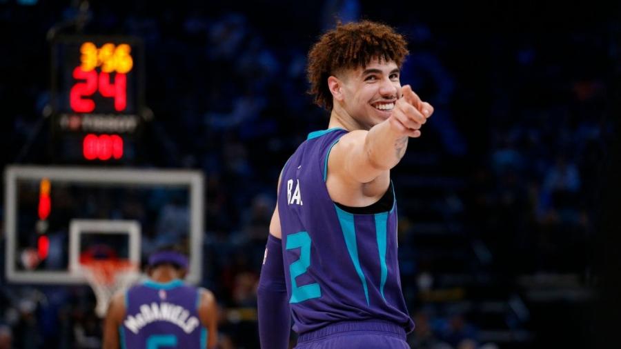LaMelo Ball just did a double-clutch, dipsy do, boom!&quot;: NBA Twitter goes  crazy along with Hornets announcers after the Ball brother creates a nasty  highlight against Ja Morant and the Grizzlies -
