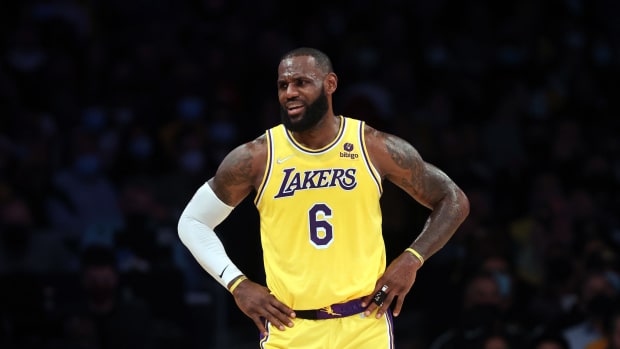 Lakers Assistant Coach On If He Is Concerned About LeBron James&#39; Minutes: &quot; LeBron Don&#39;t Give Us A Choice, What You Talking &#39;Bout?&quot; - Fadeaway World