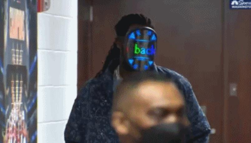 搞怪第一名!Harrell今日入場時佩戴高科技面具:上面寫著「我回來了」-黑特籃球-NBA新聞影音圖片分享社區