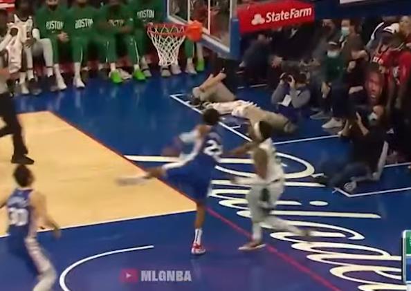 【影片】76人悍將不滿對手犯規動作過大,甩手並對其怒噴,後者回應:你還不夠格!-黑特籃球-NBA新聞影音圖片分享社區