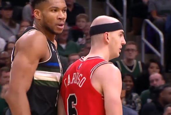 【影片】惡意犯規太狠了！公鹿悍將空中拉拽Caruso，後者平摔地板還彈了一下…-黑特籃球-NBA新聞影音圖片分享社區