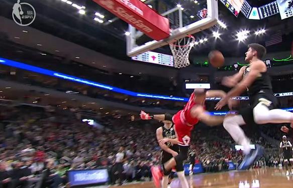 【影片】惡意犯規太狠了！公鹿悍將空中拉拽Caruso，後者平摔地板還彈了一下…-黑特籃球-NBA新聞影音圖片分享社區