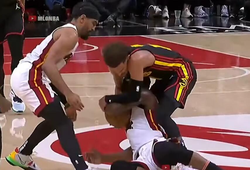 【影片】一個球權玩命搶！Butler抄截吹楊，楊為奪回球拖著前者走，Butler順勢送上小拳拳！-黑特籃球-NBA新聞影音圖片分享社區