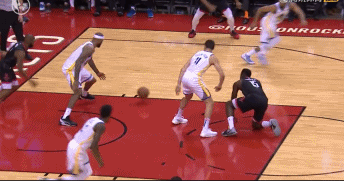 【影片】這衝擊力太大了!保羅抄截表弟,後者身體失衡倒地一瞬間差點壓爆籃球!-黑特籃球-NBA新聞影音圖片分享社區