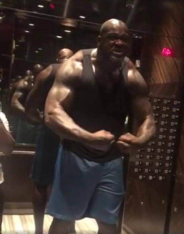 300斤奧尼爾只有肥肉？看看他的肌肉照，八塊腹肌如巧克力