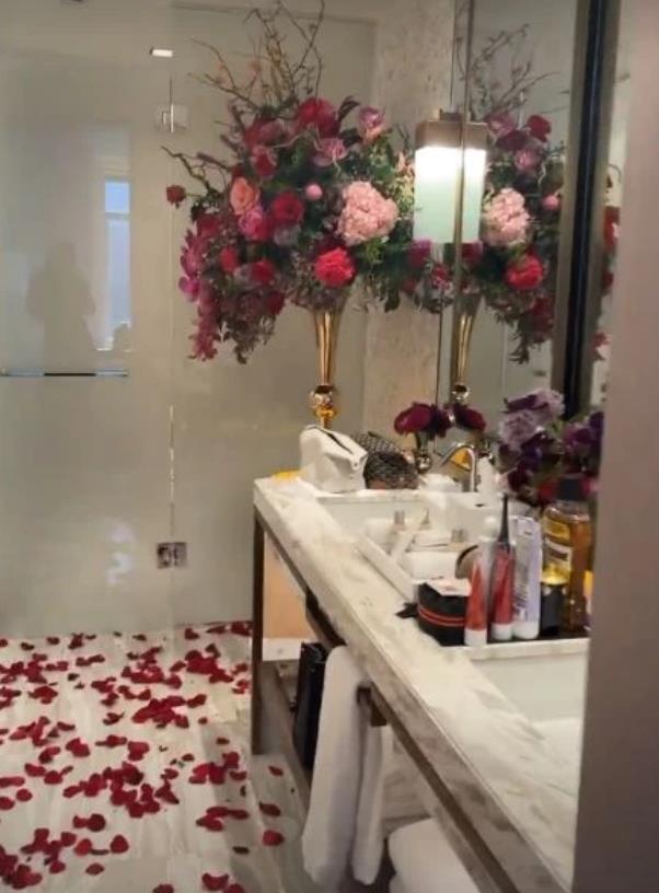 離開費城就是開心!西門與女友浪漫共度情人節:玫瑰花瓣鋪滿房間,還送定製金項鏈!-黑特籃球-NBA新聞影音圖片分享社區