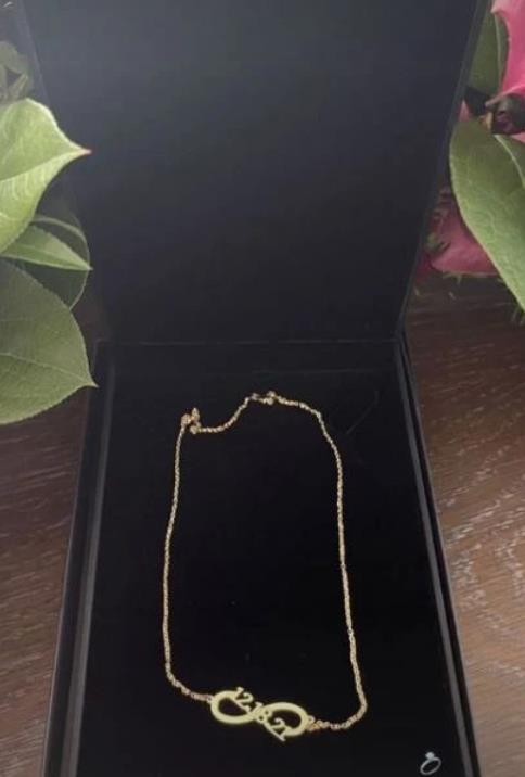 離開費城就是開心!西門與女友浪漫共度情人節:玫瑰花瓣鋪滿房間,還送定製金項鏈!-黑特籃球-NBA新聞影音圖片分享社區