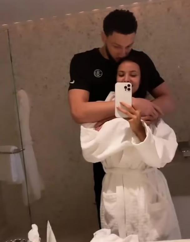 離開費城就是開心!西門與女友浪漫共度情人節:玫瑰花瓣鋪滿房間,還送定製金項鏈!-黑特籃球-NBA新聞影音圖片分享社區