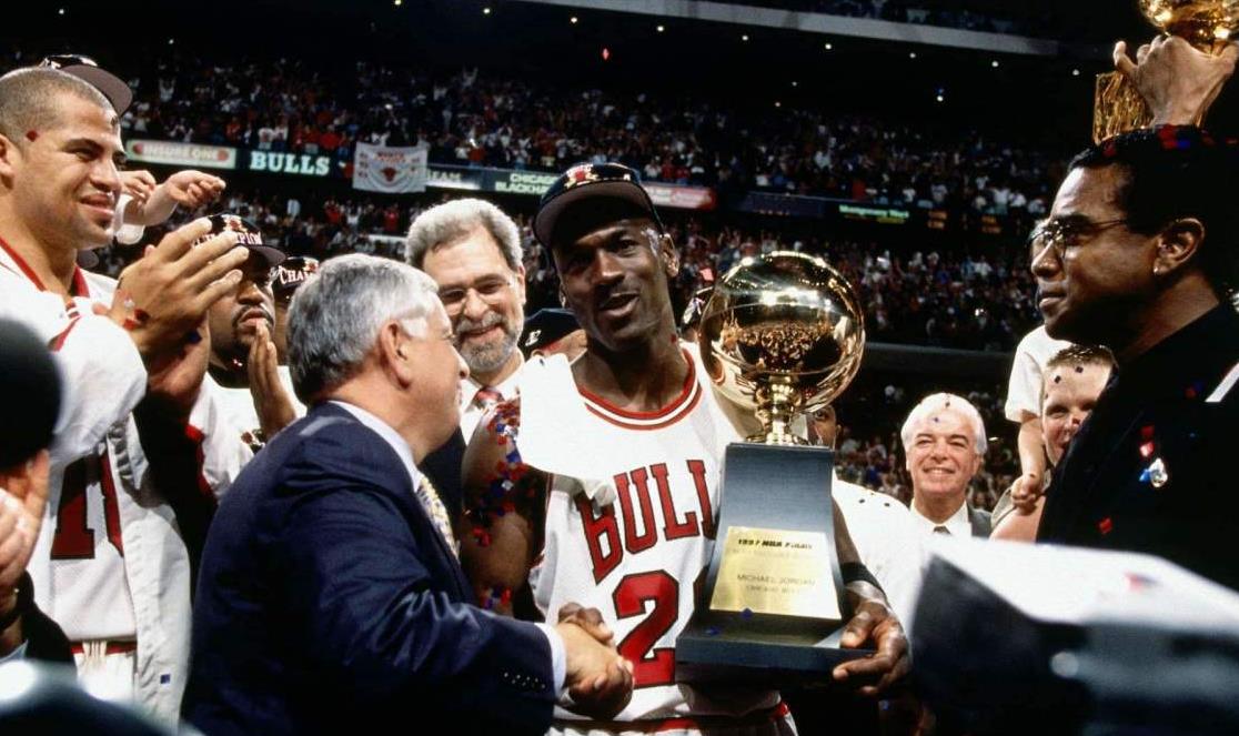 強如籃球之神,為何沒能三連MVP?1996-97賽季僅一票之差輸給郵差!-黑特籃球-NBA新聞影音圖片分享社區