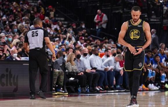 今夜化身「發牌柯」!柯瑞低調18分卻貢獻14助攻,不看人傳球+全場長傳太帥!(影)-黑特籃球-NBA新聞影音圖片分享社區