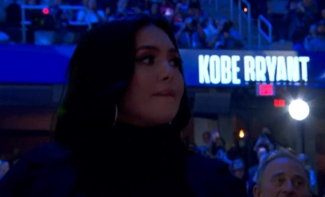 【影片】Mamba Forever！湖人致敬Kobe，畫面給到瓦妮莎時，瓦妮莎咬緊下唇避免落淚！-黑特籃球-NBA新聞影音圖片分享社區
