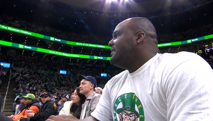 「大寶貝」Glen Davis現場觀戰綠軍VS籃網，身穿「尊重LOGO」T恤