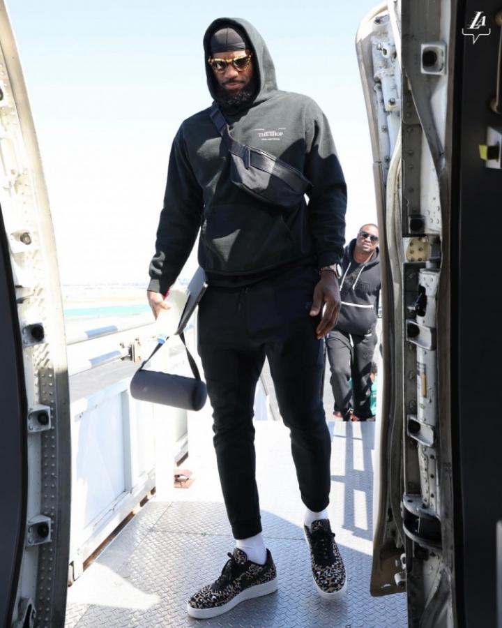 開啟兩連客之旅!湖人官推曬全隊登機照:起飛!-黑特籃球-NBA新聞影音圖片分享社區