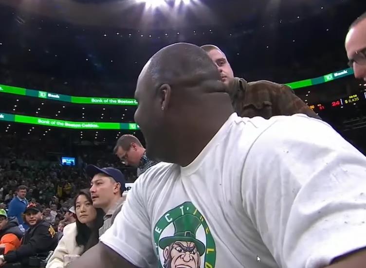 【影片】尷尬了！36歲綠軍名宿Davis偷佔前排球迷座位被抓，被發現後手指向他遠方的座位…-黑特籃球-NBA新聞影音圖片分享社區