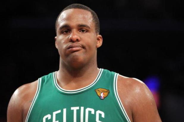 【影片】尷尬了！36歲綠軍名宿Davis偷佔前排球迷座位被抓，被發現後手指向他遠方的座位…-黑特籃球-NBA新聞影音圖片分享社區