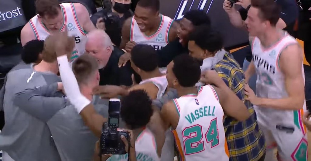 【影片】波波維奇1336場勝利獨享歷史第一！馬刺球員瘋狂慶祝，NBA官方祝賀-黑特籃球-NBA新聞影音圖片分享社區