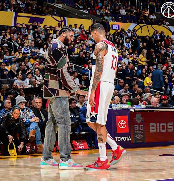 【影片】難忘舊情！詹姆斯賽前賽後都熱烈擁抱庫茲馬：他跟Pope都是我的好兄弟！-黑特籃球-NBA新聞影音圖片分享社區