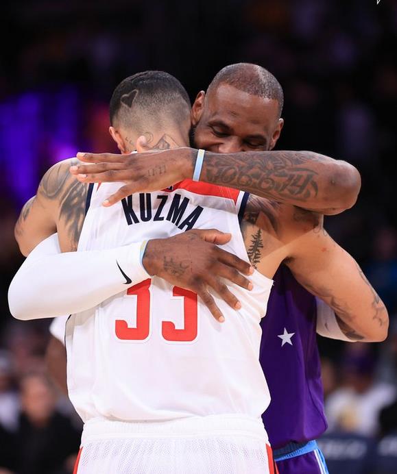 【影片】難忘舊情！詹姆斯賽前賽後都熱烈擁抱庫茲馬：他跟Pope都是我的好兄弟！-黑特籃球-NBA新聞影音圖片分享社區