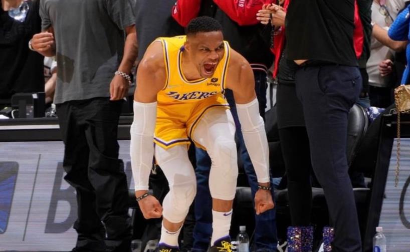 【影片】機智回撤一步!威少談「絕平三分險踩線」:我看了一眼地板,確保腳在三分線外!-黑特籃球-NBA新聞影音圖片分享社區