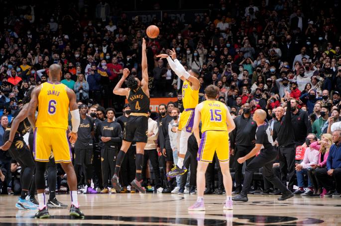 【影片】機智回撤一步!威少談「絕平三分險踩線」:我看了一眼地板,確保腳在三分線外!-黑特籃球-NBA新聞影音圖片分享社區