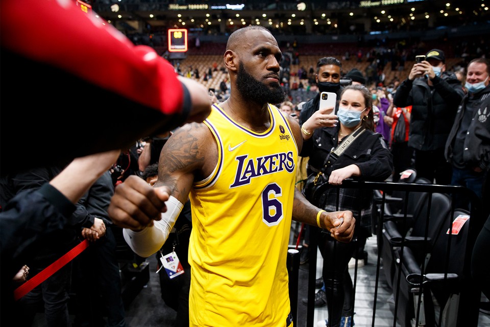 https___hk.hypebeast.com_files_2022_03_lebron-james-passes-karl-malone-scoring-list-no-2-los-angeles-lakers-news-0