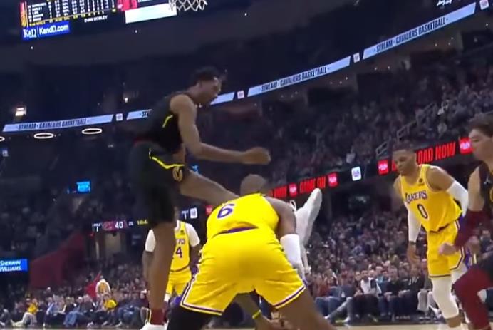 NBA / 【影片】抬腳動作引爭議!騎士探花秀Mobley被切球後,連貫動作一腳飛踢詹姆斯臉部,後者捂臉倒地!-黑特籃球-NBA新聞影音圖片分享社區